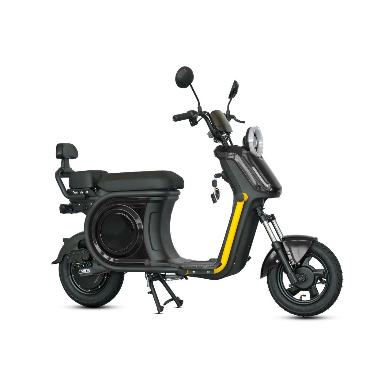 Scooter elétrica preta importada por Gustavo de Los Santos — pronta entrega