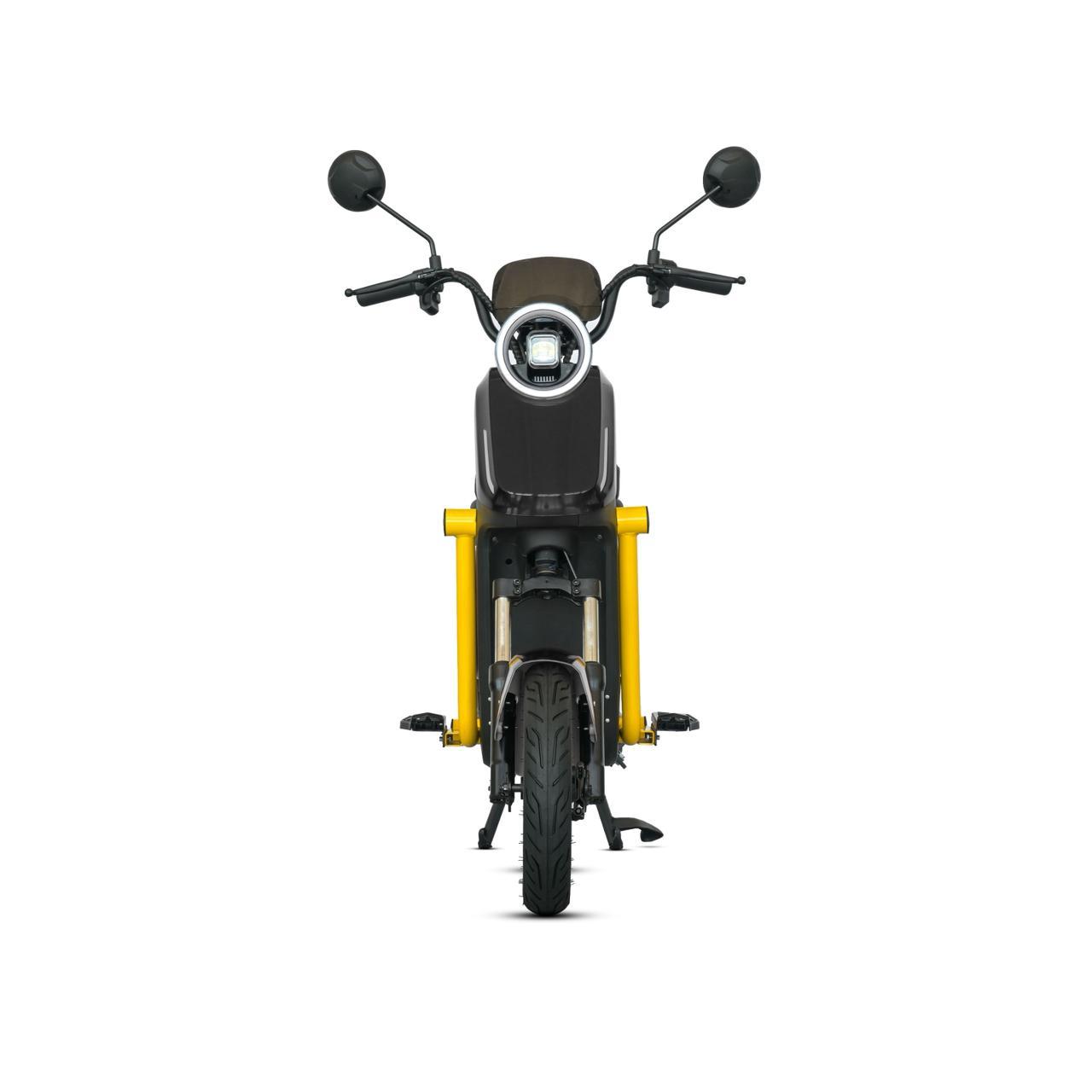 Scooter elétrica vista frontal — modelo importado por Gustavo de Los Santos